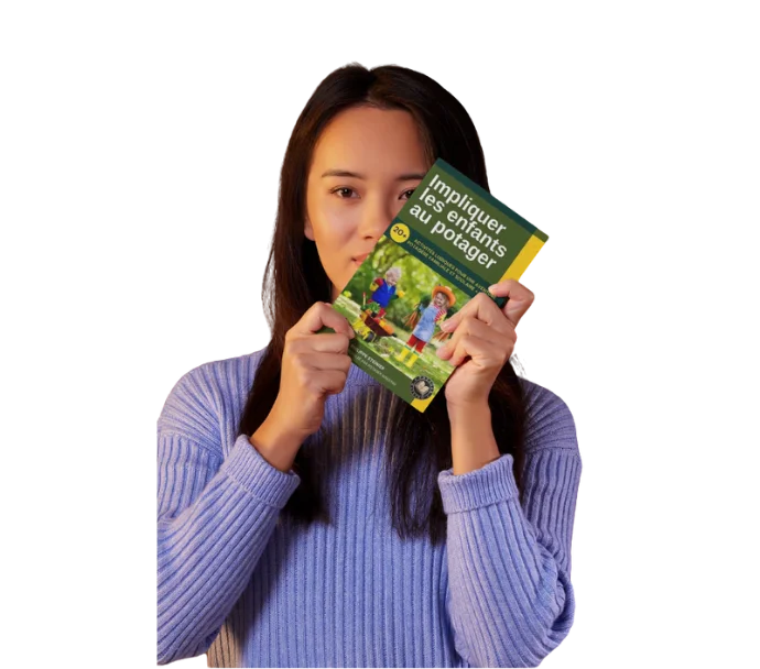 Jeune fille présentant entre ses mains le livre impliquer les enfants au potager